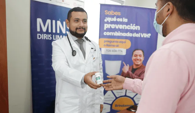 Médico Felipe de la Torre entrega frasco de la PreP a paciente de C. M. I. de Santa Luzmila II, Comas. Foto: Marco Cotrina/La República