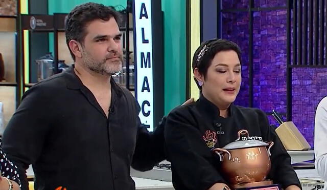 Natalia Salas recibió el trofeo de 'El gran chef: famosos' junto a su pareja, Sergio Coloma. Foto: captura de Latina