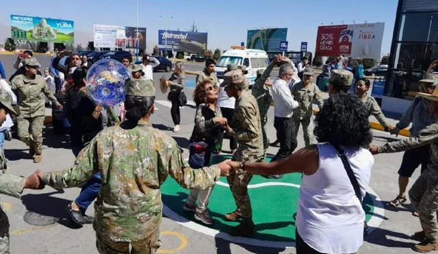 Integrantes del Ejército reciben con tradicionales bailes a visitantes en Arequipa. Foto: HBA  Noticias