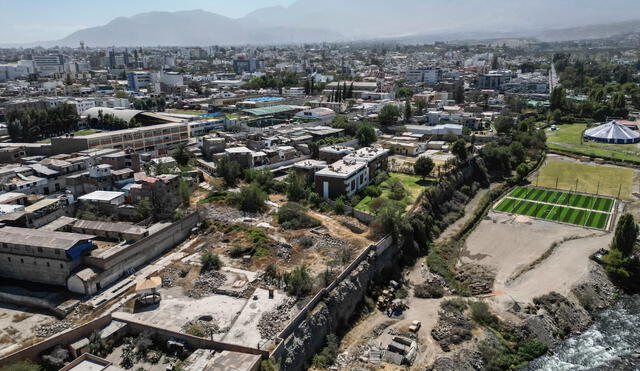 Sin solución. La ciudad creció en habitantes y debe tener el peor servicio de transporte. La falta de oferta alentó la proliferación de carros pequeños.