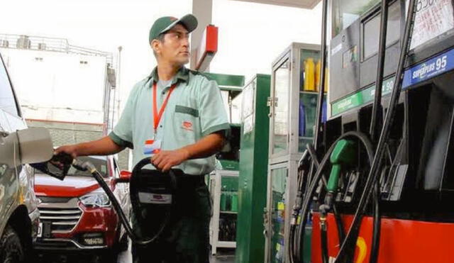 El gasohol premium se encareció S/0,20 y llegó S/11,14 por galón. Foto: Andina