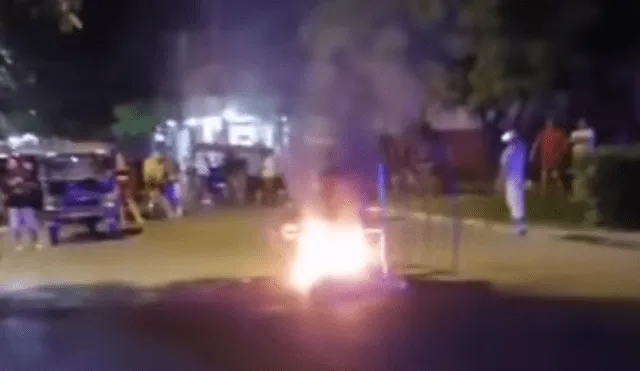 Mototaxi de hampones fue quemada por los vecinos. Foto y video: La Selva