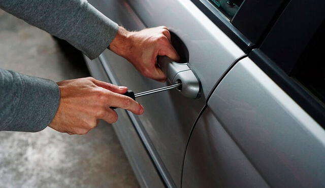 El 'peine' es una llave de 2 puntas que utilizan los delincuentes para robar carros. Foto: compara.com