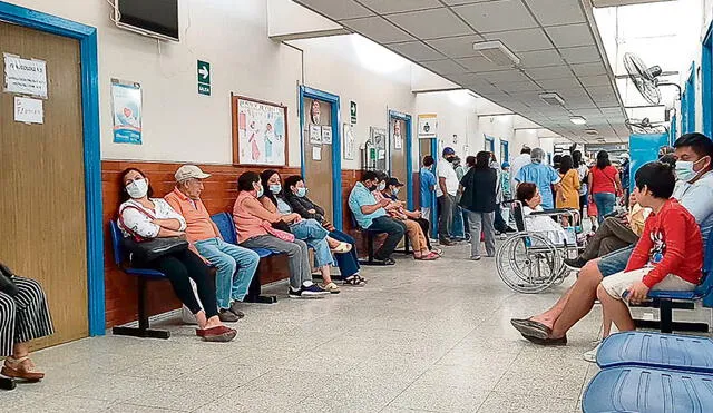 Crítico. En pasillos del HNAAA sigue la saturación de pacientes. Foto: Carlos Vásquez/La República