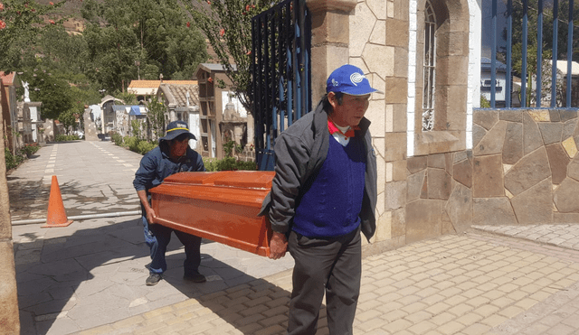 Retiro. Cuerpo de mujer fue retirado por familiares. Foto: La República