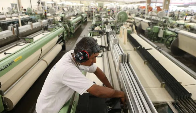 La producción nacional se redujo 0,56% y el sector manufactura cayó más de 14% en junio. Foto: Andina