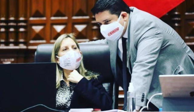  María del Carmen Alva junto a su asesor en 2021, cuando la parlamentaria asumía la presidencia del Congreso. Foto: Twitter/ Rosario Benavides   