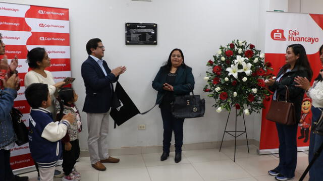 Los directivos hicieron entrega del personaje representativo de Caja Huancayo, el Ekeko en cerámica a cada familia.