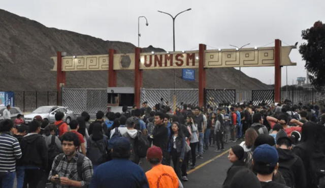 Algunos alumnos acamparon desde hace dos días. Foto: La República