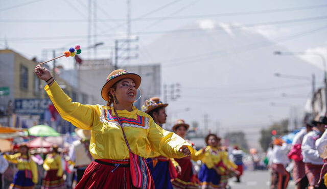 Danzas de Arequipa y de otras regiones se presentaron en el corso de la amistad 2023. Foto: Rodrigo Talavera/La República