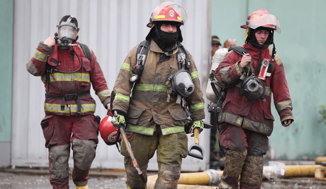 Los bomberos cumplen una ardua tarea en la sociedad. Foto: Andina