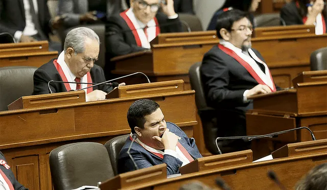 Se aferran. Proyecto pretende modificar la Constitución para que solo se convoque a elección presidencial y de vicepresidentes, mas no al Parlamento. Foto: Antonio Melgarejo/La República