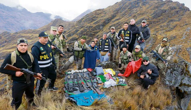 Operativo. Policías y militares caminaron más de 8 horas hasta el cerro de la zona de Tintay Punco. Este es un golpe que se le da al camarada terrorista José. Foto: difusión