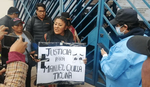 Clamor. Familiares y amigos de Manuel Quilla exigen justicia. Refieren que policía lo torturó y golpeó y eso devino en deceso. Foto: La República