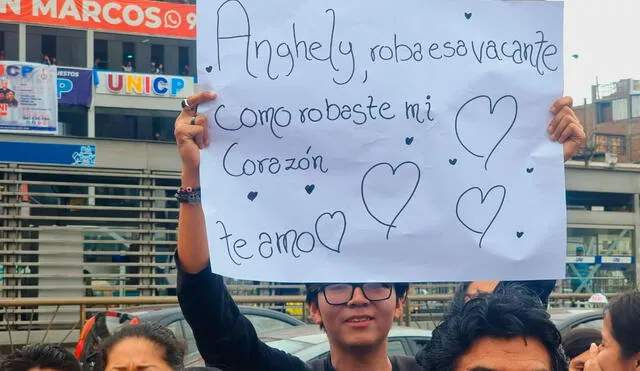 Joven apoyó a su enamorada que rindió examen de admisión en la UNI. Foto: captura de La República/Bárbara Mamani/La República