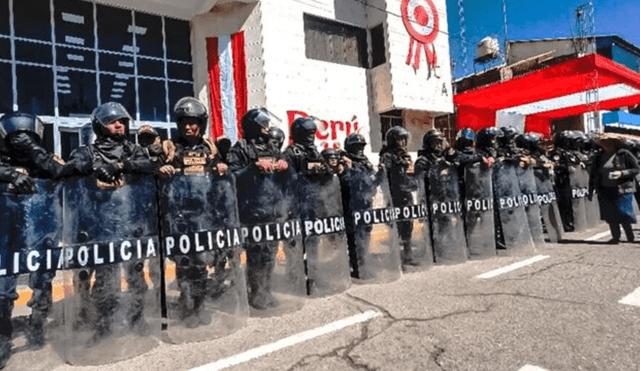 Agentes de la PNP se alistan para efectuar cambios. Foto: La República/Archivo