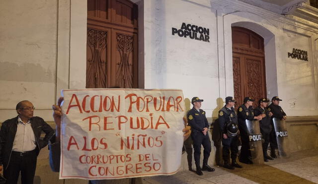 Militantes de Acción Popular mostraron su rechazo a los congresistas del partido relacionados a delitos de corrupción. Foto y video: Mirian Torres/La República