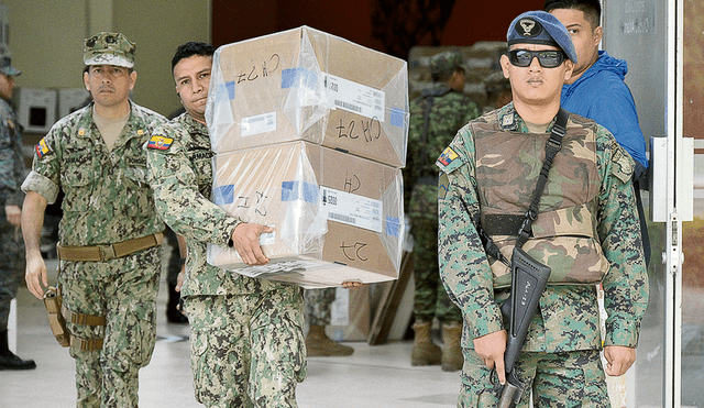 Resguardo. Militares supervisan traslado del material a los centros de votación. Foto: AFP