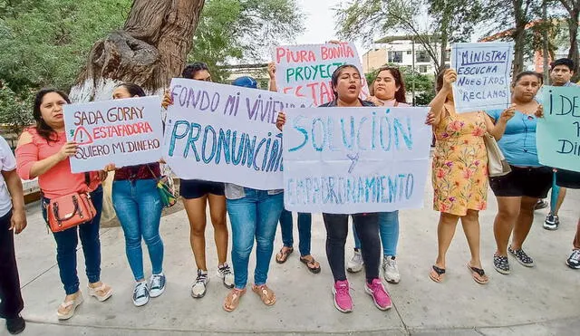 Protesta. Estafados por proyecto inmobiliario protestan frente al Fondo MiVivienda. Foto: Maribel Mendo/La República