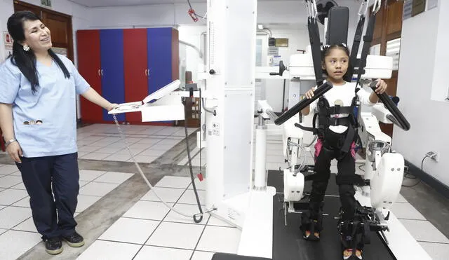 Zoe Casas (7) tiene debilidad en el lado derecho del cuerpo debido a una malformación cerebral. Lokomat se focaliza en entrenar la pierna comprometida. Foto: Marco Cotrina - La República
