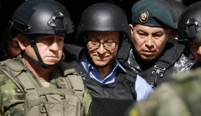 Christian Zurita fue a votar bajo resguardo militar. Foto: AFP