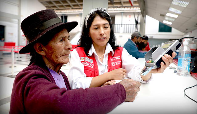 Se ha priorizado la entrega de tarjetas de débito a usuarios de 65 a 75 años de edad que viven en zonas de difícil acceso. Foto: Midis