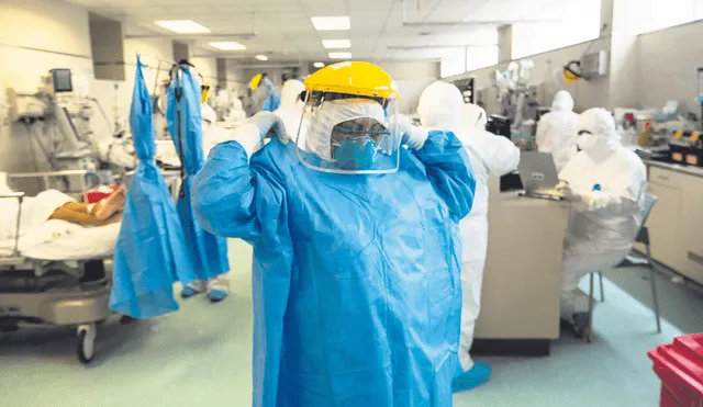 Atención. Personal médico estuvo trabajando arduamente durante la pandemia de COVID-19. Foto: John Reyes/La República