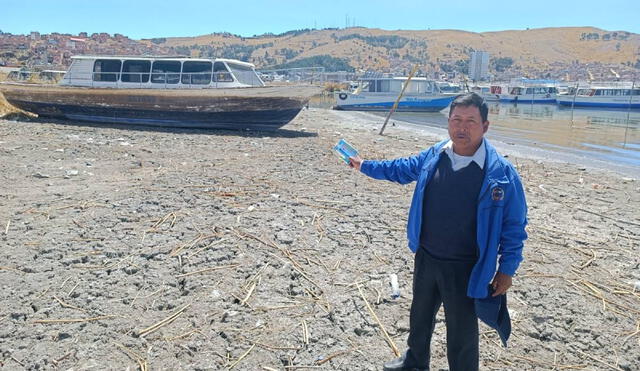 Juan Ramos, presidente de la asociación de los lancheros del puerto de Puno, muestra la sequía en la región altiplánica. Foto: Liubomir Fernández/La República