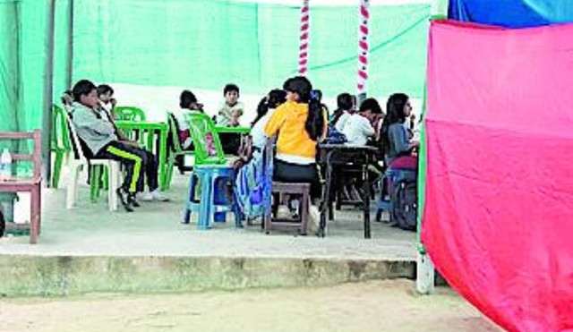 Esfuerzos. Estudiantes, hombres y mujeres, asisten a clases pese a la mala infraestructura. Foto: difusión