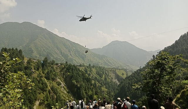 Ocho personas estaban atrapadas en un teleférico en el norte de Pakistán, hasta el momento se rescataron a cuatro niños. Foto: AFP. Video: AFP