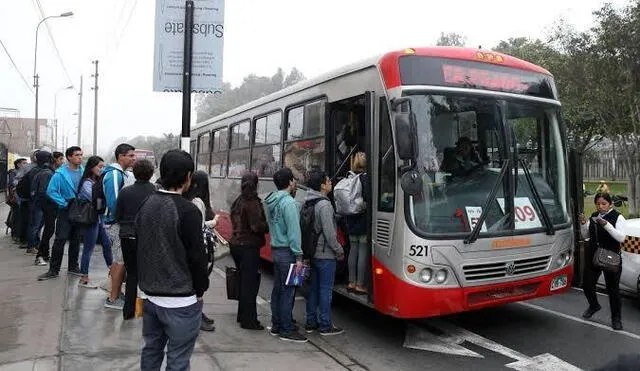 Corredor Rojo no podía transitar circular por la Av. Faustino Sánchez Carrión por volquete varado. Foto: Andina