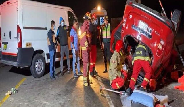 Cuerpos fueron rescatados de interior de auto. Foto: Sin Fronteras