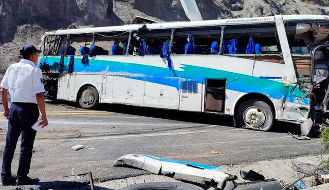 El bus con migrantes venezolanos detuvo el tránsito en la carretera Oaxaca-Puebla. Foto: @ToryLopezS/X