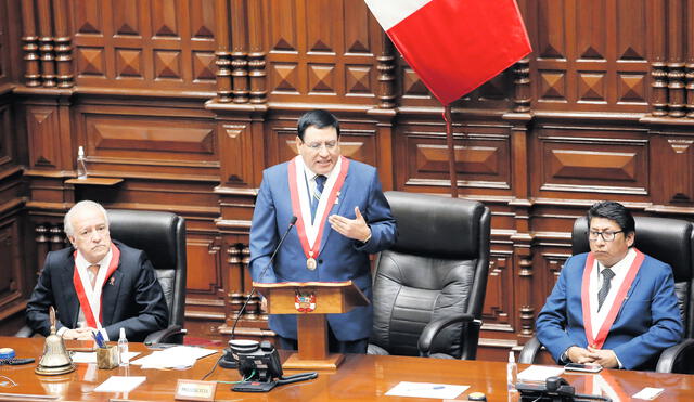 Más cuestionado. Titular del Poder Legislativo, Alejandro Soto, suma cuestionamientos que complican su futuro y salpica a la Mesa Directiva que encabeza, así como a sus aliados. Foto: Antonio Melgarejo / La República