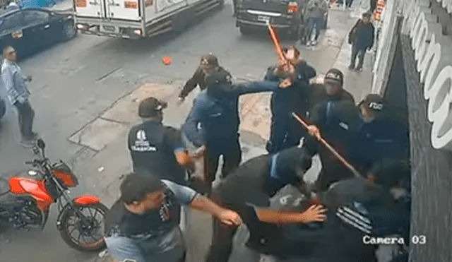 Cámaras de seguridad registraron a los fiscalizadores ingresando al local para patear, tirar puñetes y golpear con palos a los empleados. Foto: Panamericana| Video: Panamericana