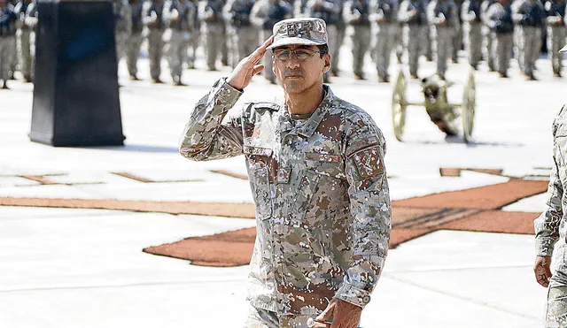 El dato. En 2022, el general Henry Acosta Bernuy ya estaba investigado por presuntos contratos truchos, pero el Ejército lo promovió a un mejor puesto en lugar de separarlo. Foto: difusión