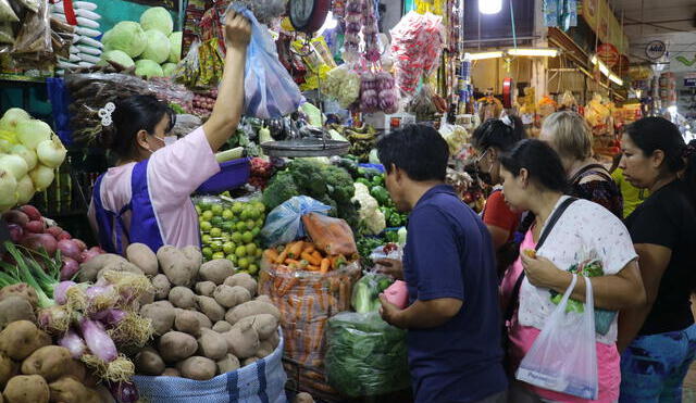 La inflación en los últimos meses ha ocasionado el aumento del precio de los alimentos. Foto: La República