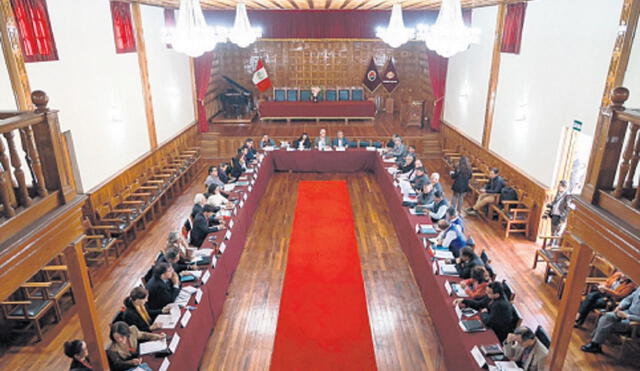 Diversas autoridades y dirigentes participaron en sesión descentralizada Arequipa. Foto: La República