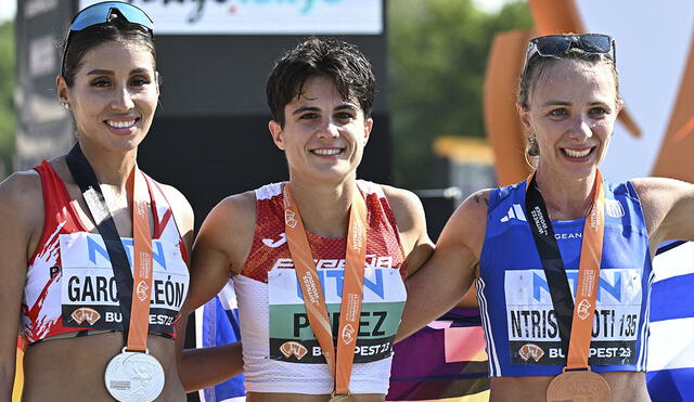 Kimberly García, María Pérez y Antigoni Ntrismpioti conformaron el podio de marcha atlética de 35 km en el Mundial de Atletismo Budapest 2023. Foto: AFP