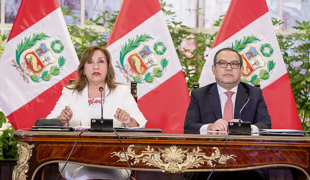 Dúo de poder. Boluarte y Otárola salieron ante el país a justificar actuación de las fuerzas del orden tras las muertes y hasta les entregaron bonos. Foto: difusión