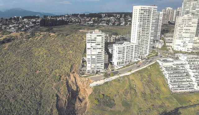 Riesgo de derrumbes. Las lluvias colapsaron el colector en una exclusiva zona de la capital y afectaron a modernos edificios. Foto: AFP