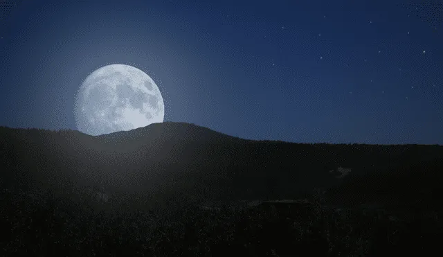 La próxima luna llena, que ocurrirá a fines de agosto, será una superluna azul. Foto: Adobe Stock