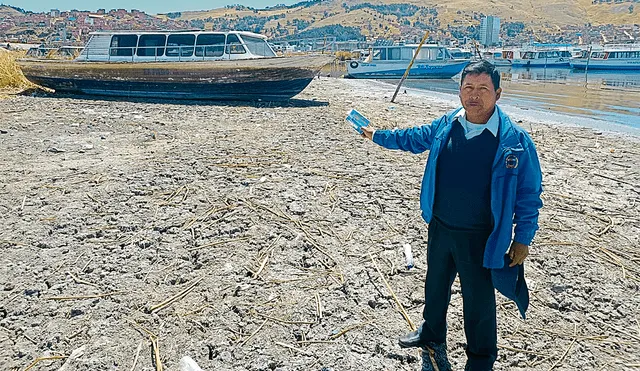 El dato. Juan Ramos, presidente de lancheros de Puno, muestra la evidente retirada del lago hacia adentro debido a la ola de calor y falta de lluvias. Es urgente que se tomen decisiones. Foto: difusión