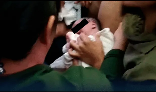 Al aterrizar la nave, madre e hija fueron trasladadas hacia un centro de salud. Foto y Video: Fuerza Informativa Azteca