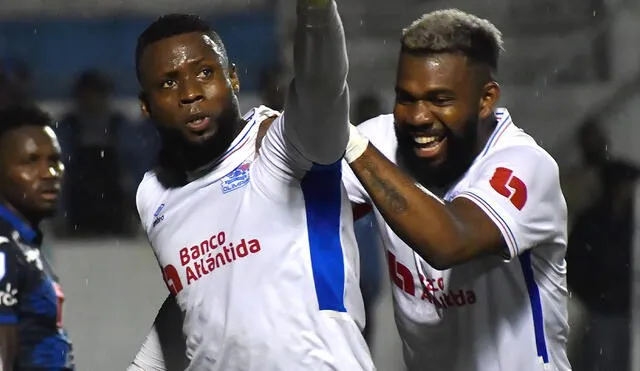 El León albo se convierte en líder único tras su victoria sobre Motagua. Foto: Club Olimpia Deportivo | Video: Deportes TVC