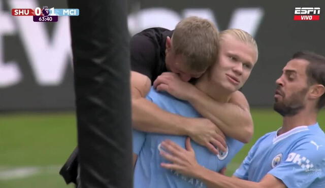 El noruego se vio sorprendido por el abrazo del hincha que se metió en la cancha. Foto: captura/ ESPN