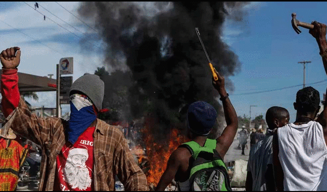 Los religiosos llegaron con palos y machetes hasta Canaán, donde pretendían evacuar a los delincuentes que controlan la zona. Foto: Prensa Latina