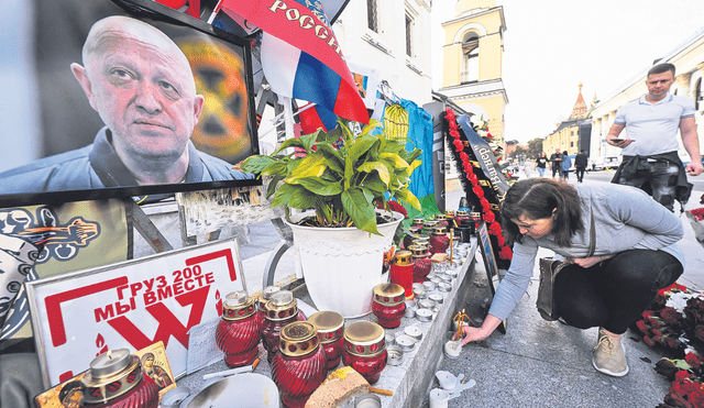 Culto. En varios lugares de Moscú se han improvisado altares al difunto jefe del grupo paramilitar Wagner, Yevgueni Prigozhin. Foto: AFP