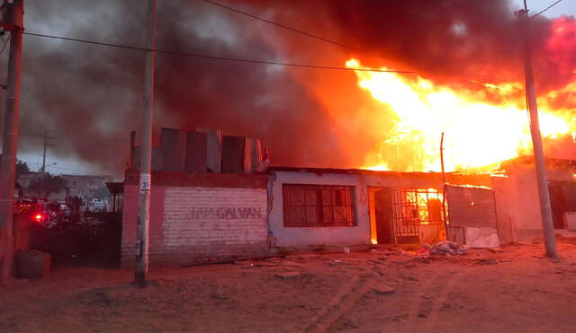 Alrededor de 12 unidades de los bomberos se encuentra en el lugar del siniestro. Foto: difusión