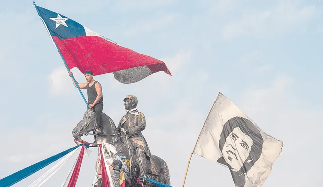 Símbolo. La imagen de Víctor Jara flamea en las recientes protestas en Santiago. Sigue siendo un símbolo artístico y rebelde. Foto: AFP